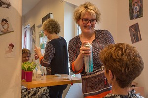 NATHALIE, COIFFEUSE, RUGLES (27), FRANCE 