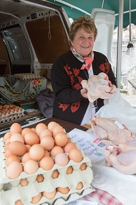 YVONNE, CREMIERE SUR LE MARCHE FERMIER DU VILLAGE DE  RUGLES (27), FRANCE 