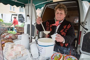 YVONNE, CREMIERE SUR LE MARCHE FERMIER DU VILLAGE DE  RUGLES (27), FRANCE 