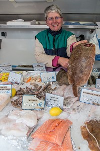 NADINE, POISSONNIERE DANS SON CAMION SUR LE MARCHE DU VILLAGE, RUGLES (27), FRANCE 
