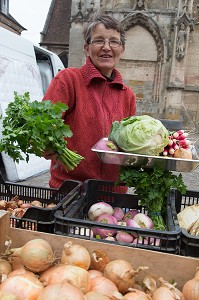 CHARLINE, MARAICHERE SUR LE MARCHE FERMIER DU VILLAGE DE  RUGLES (27), FRANCE 