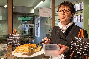 NATHALIE, TRAITEUR DE PRODUIT FERMIER DANS SA BOUTIQUE 'GOUT ET TRADITION', RUGLES (27), FRANCE 