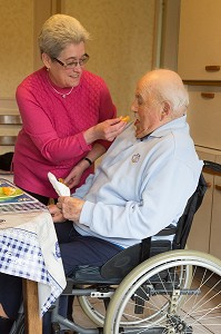 MARYLENE, EMPLOYEE DE L'ADMR (AIDE A DOMICILE EN MILIEU RURAL), MAINTIEN DES PERSONNES AGEES EN AUTONOMIE DANS LA FAMILLE, RUGLES (27), FRANCE 