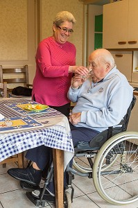 MARYLENE, EMPLOYE DE L'ADMR (AIDE A DOMICILE EN MILIEU RURAL), MAINTIEN DES PERSONNES AGEES EN AUTONOMIE DANS LA FAMILLE, RUGLES (27), FRANCE 