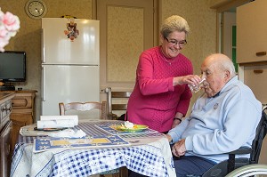 MARYLENE, EMPLOYE DE L'ADMR (AIDE A DOMICILE EN MILIEU RURAL), MAINTIEN DES PERSONNES AGEES EN AUTONOMIE DANS LA FAMILLE, RUGLES (27), FRANCE 