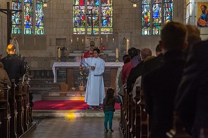 MESSE A L'EGLISE DU VILLAGE, RUGLES (27), FRANCE 