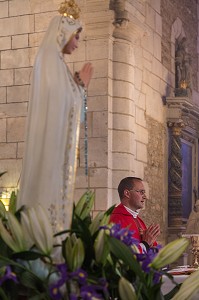 MESSE A L'EGLISE DU VILLAGE, RUGLES (27), FRANCE 