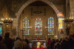 MESSE A L'EGLISE DU VILLAGE, RUGLES (27), FRANCE 