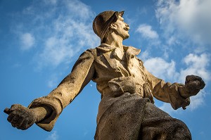 POILUS DE LA PREMIERE GUERRE MONDIALE SUR LE MONUMENT AUX MORTS DE LA PLACE DU VILLAGE, RUGLES (27), FRANCE 
