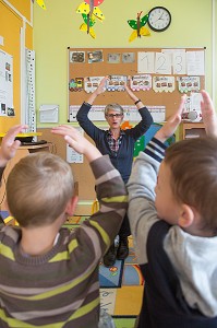 CAROLE, PROFESSEUR DES ECOLES ET DIRECTRICE DE L'ECOLE MATERNELLE DES PETITS-PRES, VILLAGE DE RUGLES (27), FRANCE 