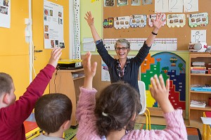 CAROLE, PROFESSEUR DES ECOLES ET DIRECTRICE DE L'ECOLE MATERNELLE DES PETITS-PRES, VILLAGE DE RUGLES (27), FRANCE 