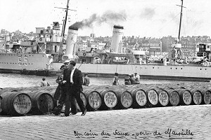 CARTE POSTALE ANCIENNE, FUTS DE RHUM SUR LE PORT DE MARSEILLE SUR FOND DE CROISEUR AMERICAIN, 30 AOUT 1946, MENTION OBLIGATOIRE : COLLECTION SAINT-JAMES 