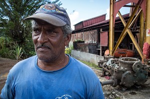 OUVRIER CHARGE DE LA MAINTENANCE ET L'ENTRETIEN, DISTILLERIE DE RHUM LA FAVORITE, FORT-DE-FRANCE, MARTINIQUE, ANTILLES FRANCAISES, FRANCE 