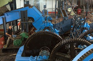 ROUE A ENGRENAGE DE LA MACHINE POUR BROYER ET EXTRAIRE LE JUS DE CANNE A SUCRE, DISTILLERIE DE RHUM LA FAVORITE, FORT-DE-FRANCE, MARTINIQUE, ANTILLES FRANCAISES, FRANCE 