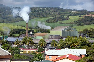 USINE ET CHEMINEE DE LA DISTILLERIE MARTINIQUAISE DES PLANTATIONS SAINT-JAMES, SAINTE-MARIE, MARTINIQUE, ANTILLES FRANCAISES, FRANCE 