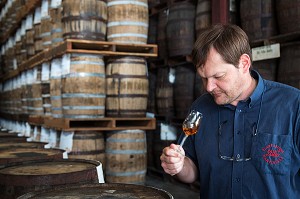 MARC SASSIER, RESPONSABLE DE PRODUCTION ET OENOLOGUE, DISTILLERIE MARTINIQUAISE DE RHUM DES PLANTATIONS SAINT-JAMES, SAINTE-MARIE, MARTINIQUE, ANTILLES FRANCAISES, FRANCE 