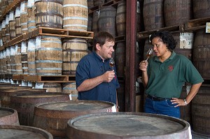 MARC SASSIER, RESPONSABLE DE PRODUCTION ET OENOLOGUE, MYRIAM BREDAS, MAITRE DE CHAI RESPONSABLE DU LABORATOIRE, DISTILLERIE MARTINIQUAISE DE RHUM DES PLANTATIONS SAINT-JAMES, SAINTE-MARIE, MARTINIQUE, ANTILLES FRANCAISES, FRANCE 