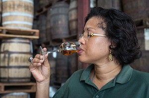 MYRIAM BREDAS, MAITRE DE CHAI RESPONSABLE DU LABORATOIRE, DISTILLERIE MARTINIQUAISE DE RHUM DES PLANTATIONS SAINT-JAMES, SAINTE-MARIE, MARTINIQUE, ANTILLES FRANCAISES, FRANCE 