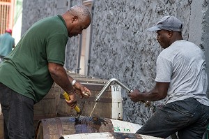 REMPLISSAGE DES TONNEAUX DE RHUM, DISTILLERIE MARTINIQUAISE DES PLANTATIONS SAINT-JAMES, SAINTE-MARIE, MARTINIQUE, ANTILLES FRANCAISES, FRANCE 