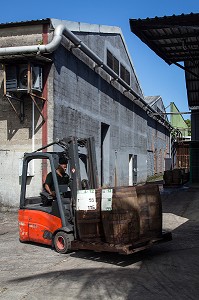 TRANSPORT DES TONNEAUX (VIEUX FUTS) DE RHUM, DISTILLERIE MARTINIQUAISE DES PLANTATIONS SAINT-JAMES, SAINTE-MARIE, MARTINIQUE, ANTILLES FRANCAISES, FRANCE 