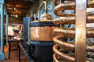 PRESENTATION D'ALAMBIC EN CUIVRE, MAISON DE LA DISTILLATION DU MUSEE DU RHUM, DISTILLERIE MARTINIQUAISE DES PLANTATIONS SAINT-JAMES, SAINTE-MARIE, MARTINIQUE, ANTILLES FRANCAISES, FRANCE 