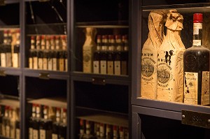 TRES VIEILLES BOUTEILLES DE RHUM PRESENTEES AU MUSEE, DISTILLERIE MARTINIQUAISE DES PLANTATIONS SAINT-JAMES, SAINTE-MARIE, MARTINIQUE, ANTILLES FRANCAISES, FRANCE 