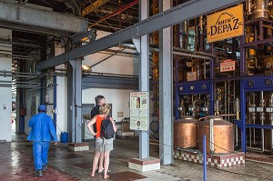 VISITE DE LA DISTILLERIE DEPAZ, COLONNE DE DISTILLATION DU RHUM, SAINT-PIERRE, MARTINIQUE, ANTILLES FRANCAISES, FRANCE 