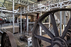 VISITE DE L'INTERIEUR DE L'ANCIENNE DISTILLERIE DE L'HABITATION CLEMENT, FABRICANT DE RHUM, LE FRANCOIS, MARTINIQUE, ANTILLES FRANCAISES, FRANCE 