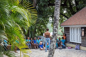 GROUPE SCOLAIRE EN VISITE SUR L'HISTOIRE DE HABITATION CLEMENT, FABRICANT DE RHUM, LE FRANCOIS, MARTINIQUE, ANTILLES FRANCAISES, FRANCE 