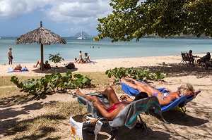 TOURISTES EUROPEENS SUR LA PLAGE DE SABLE FIN, ANSE CARITAN, SAINT-ANNE, MARTINIQUE, ANTILLES FRANCAISES, FRANCE 