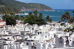 CIMETIERE DE TOMBES BLANCHES DEVANT LA MER, SAINTE-MARIE, MARTINIQUE, ANTILLES FRANCAISES, FRANCE 