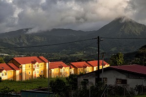 LOTISSEMENT AU SOLEIL AU PIED DES RELIEFS DE LA MONTAGNE PELEE, LE MORNE ROUGE, MARTINIQUE, ANTILLES FRANCAISES, FRANCE 