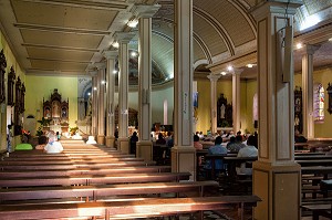 MESSE A L'INTERIEUR DE L'EGLISE, LE MORNE ROUGE, MARTINIQUE, ANTILLES FRANCAISES, FRANCE 