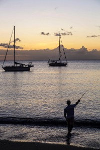 PECHEUR ET BATEAUX DE PLAISANCE SUR FOND DE COUCHER DE SOLEIL, SAINT-PIERRE, MARTINIQUE, ANTILLES FRANCAISES, FRANCE 