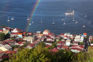 ARC-EN-CIEL SUR LA BAIE AVEC SES BATEAUX, ANSE TURIN, SAINT-PIERRE, MARTINIQUE, ANTILLES FRANCAISES, FRANCE 