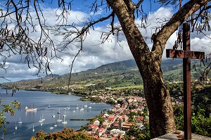 LA VILLE ET LES BATEAUX SUR LA BAIE DE L'ANSE TURIN, CHEMIN DE LA CROIX LOUISY EN HOMMAGE AUX VICTIMES DE L'ERUPTION DE LA MONTAGNE PELEE EN 1902, SAINT-PIERRE, MARTINIQUE, ANTILLES FRANCAISES, FRANCE 