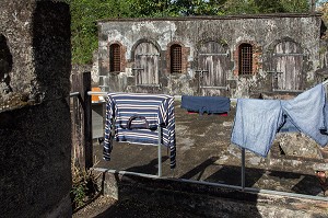 VESTIGES DE LA MAISON COLONIALE DE SANTE DETRUITE PAR L'ERUPTION DE LA MONTAGNE PELEE DE 1902, SAINT-PIERRE, MARTINIQUE, ANTILLES FRANCAISES, FRANCE 