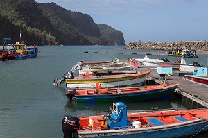 BATEAUX DE PECHEURS SUR LE PORT DE GRAND'RIVIERE, MARTINIQUE, ANTILLES FRANCAISES, FRANCE 