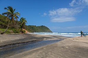 CYCLISTE SUR LA PLAGE DE L'ANSE CHARPENTIER, LE MARIGOT, MARTINIQUE, FRANCE 