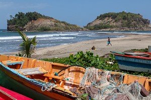 BATEAUX DE PECHEURS DEVANT L'ILET SAINTE-MARIE, PLAGE DE SAINTE-MARIE, MARTINIQUE, ANTILLES FRANCAISES, FRANCE 