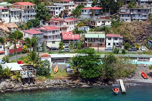 HABITATIONS TRADITIONNELLES EN BORD DE MER, QUARTIER TEXACO, FORT-DE-FRANCE, MARTINIQUE, ANTILLES FRANCAISES, FRANCE 