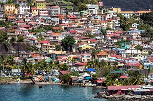 HABITATIONS TRADITIONNELLES, MAISONS COLOREES EN BORD DE MER, QUARTIER TEXACO ET CLAIRIERE RIVE DROITE, FORT-DE-FRANCE, MARTINIQUE, ANTILLES FRANCAISES, FRANCE 