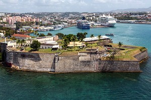 FORT SAINT-LOUIS DEVANT LE PORT DE TOURISME DE CROISIERE, FORT-DE-FRANCE, MARTINIQUE, ANTILLES FRANCAISES, FRANCE 