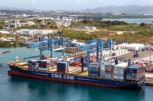PORT DE COMMERCE ET TERMINAL PORTE-CONTENEUR DE LA POINTE DES GRIVES, FORT-DE-FRANCE, MARTINIQUE, ANTILLES FRANCAISES, FRANCE 