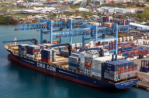 PORT DE COMMERCE ET TERMINAL PORTE-CONTENEUR DE LA POINTE DES GRIVES, FORT-DE-FRANCE, MARTINIQUE, ANTILLES FRANCAISES, FRANCE 
