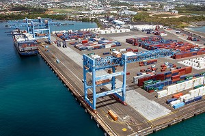 PORT DE COMMERCE ET TERMINAL PORTE-CONTENEUR DE LA POINTE DES GRIVES, FORT-DE-FRANCE, MARTINIQUE, ANTILLES FRANCAISES, FRANCE 