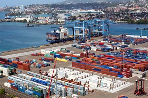 PORT DE COMMERCE ET TERMINAL PORTE-CONTENEUR DE LA POINTE DES GRIVES, FORT-DE-FRANCE, MARTINIQUE, ANTILLES FRANCAISES, FRANCE 