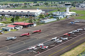 JETS PRIVES EN PETITS AVIONS DEVANT LA TOUR DE CONTROLE, AEROPORT INTERNATIONAL AIME CESAIRE, LE LAMENTIN, FORT-DE-FRANCE, MARTINIQUE, ANTILLES FRANCAISES, FRANCE 