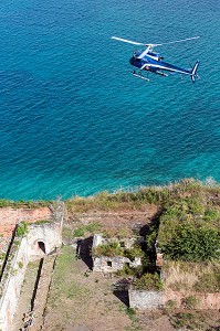 HELICOPTERE DE LA GENDARMERIE EN SURVEILLANCE MARITIME AU-DESSUS DE L'LET RAMIER, MARTINIQUE, ANTILLES FRANCAISES, FRANCE 