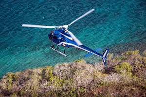 HELICOPTERE DE LA GENDARMERIE EN SURVEILLANCE MARITIME AU-DESSUS DE L'LET RAMIER, MARTINIQUE, ANTILLES FRANCAISES, FRANCE 